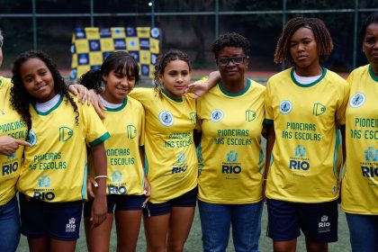 Ex-jogadoras da seleção levam futebol feminino a escola do Rio