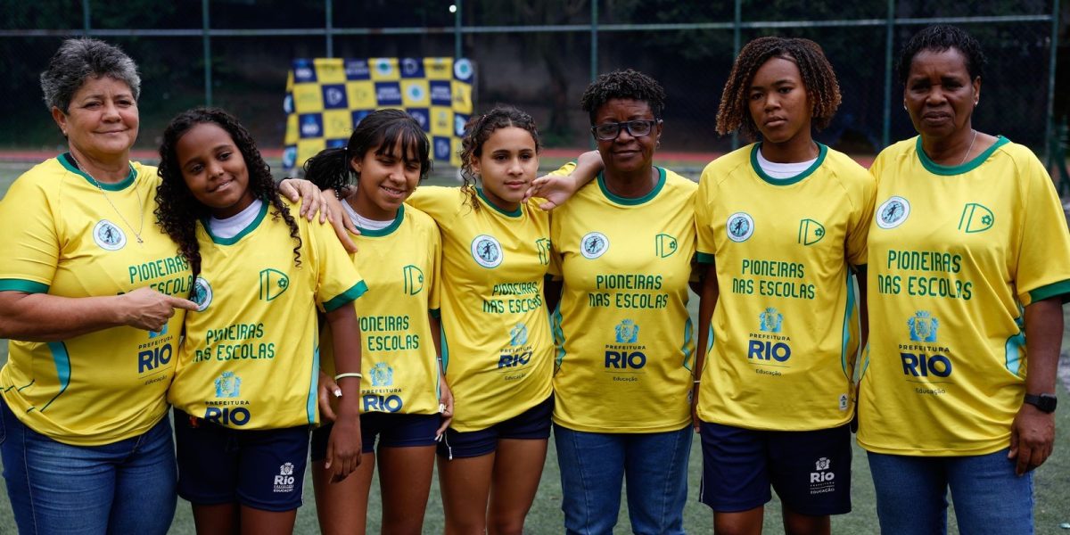 Ex-jogadoras da seleção levam futebol feminino a escola do Rio