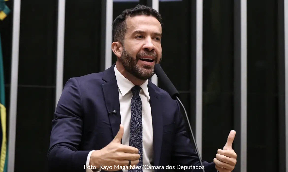 André Janones é internado em UTI com arritmia em São Paulo