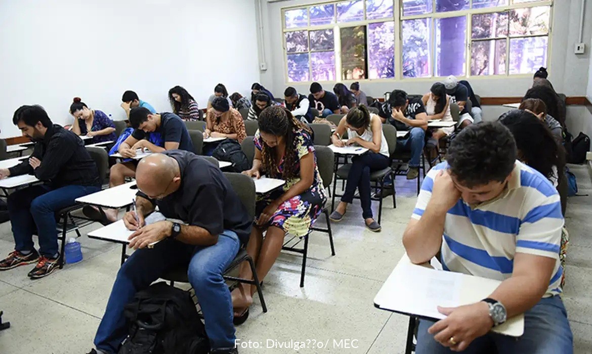 Celpe-Bras começa nesta terça com provas de português para estrangeiros
