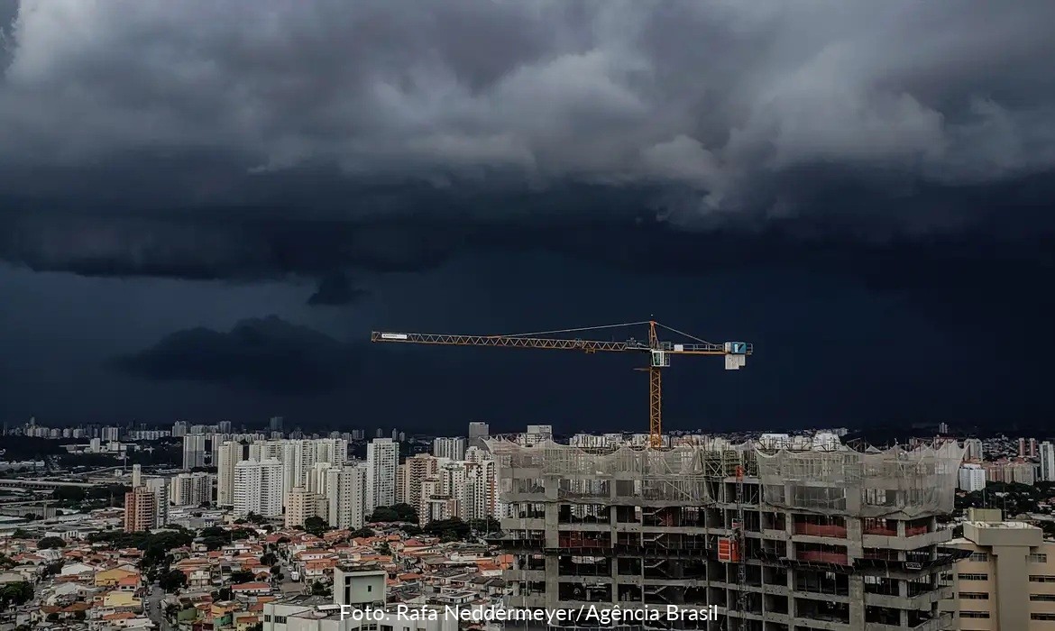 Corredor de umidade mantém alerta de chuva no Norte e Sudeste